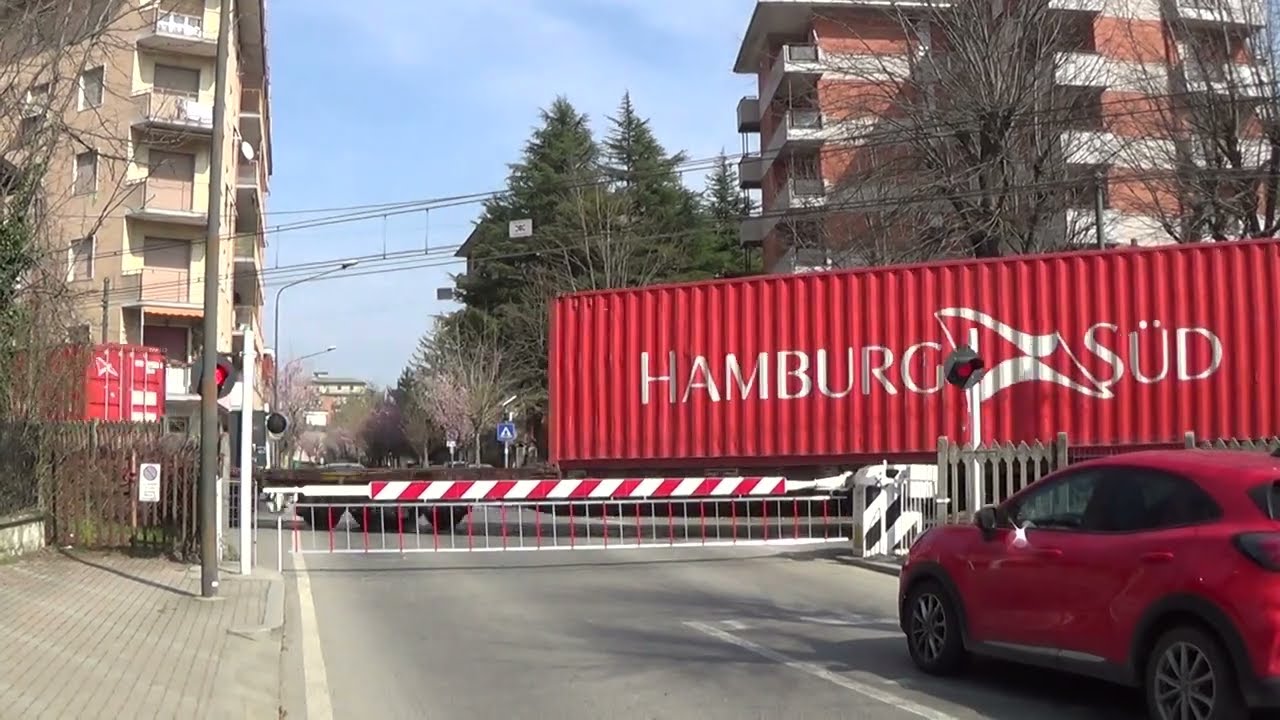 Passaggio a livello di Corso Saracco - Ovada (AL) / Level Crossing / Bahnübergang / Paso a nivel