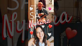 Unga & Nykära Malin Scrollar Guldklipp