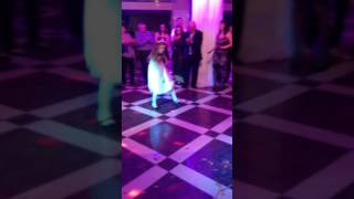 Маленькая девочка танцует хип хоп на свадьбе(Little girl dancing hip hop at a wedding)