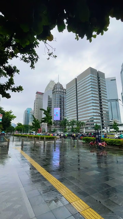 Jakarta Keren! Pagi Hari gerimis dari Pedestrian jalan soedirman jakarta #jakartavibes #cityvibes