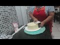 Cobrindo o bolo com a pasta de leite.