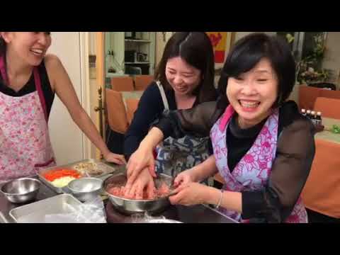 肉団子の混ぜ方の指導（DoCook銀座料理教室）