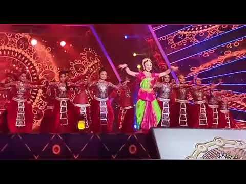 Urvashi Rautela Mesmerized Bharatanatyam Performance at Umang Awards 2022