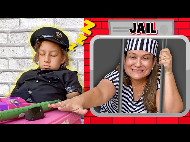 MC Divertida plays to be a Cop and SAVES Maria Clara from a WICKER NANNY –  Família MC Divertida 