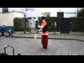 Бродячий жонглер на улице Парижа