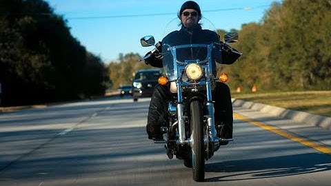 Travis Tritt - Smoke in a Bar [Official Video]