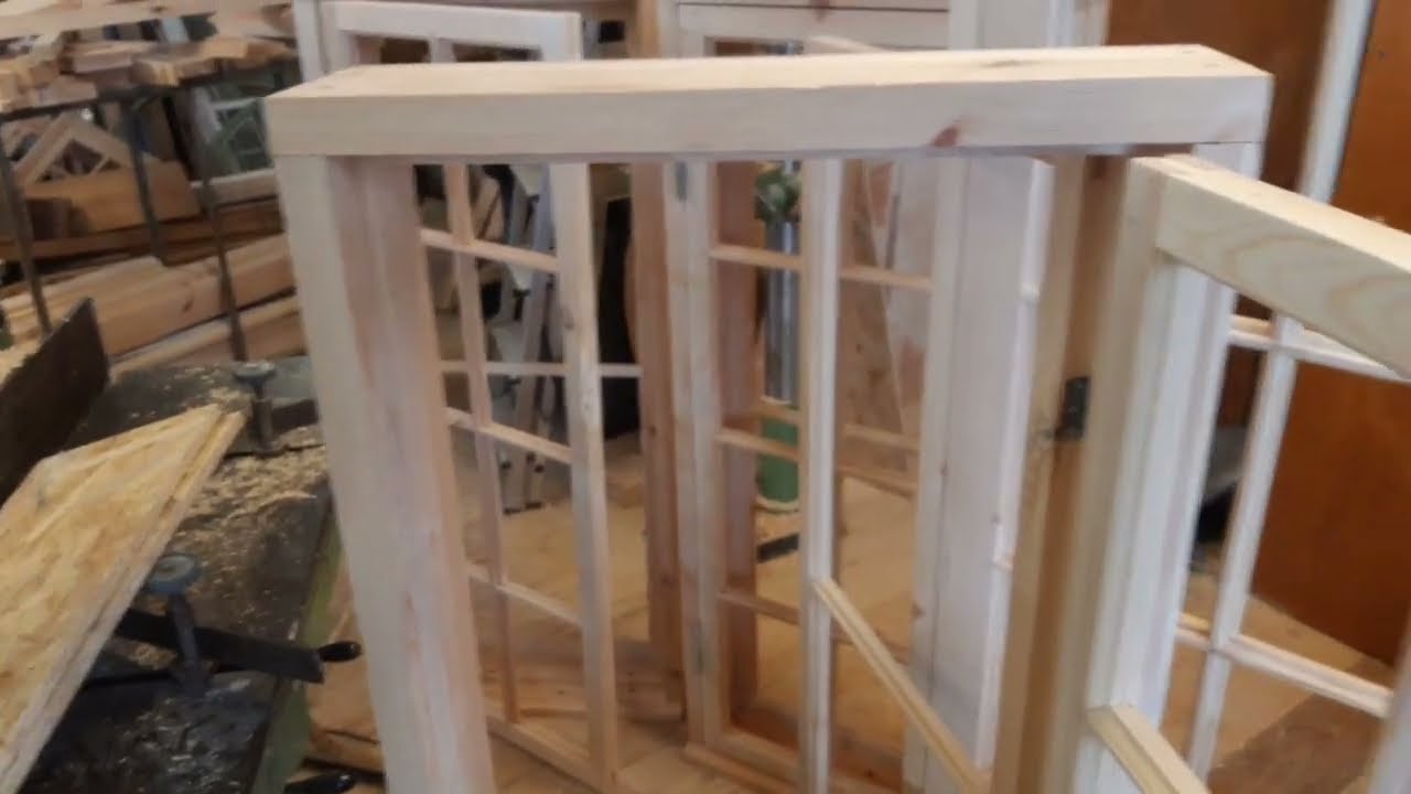 Nytillverkade fönster och spröjsad pardörr