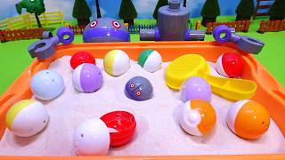 アンパンマンのおもちゃの砂場で、だだんだんの部品を探して組み立てて遊ぶよ♪色々なカプセルにねじが隠れてるよ!