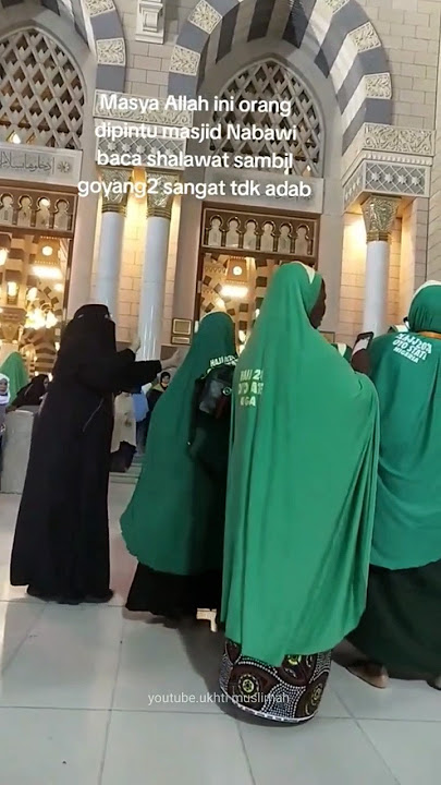 ukhti usir jama'ah yang joget joget sambil sholawat di depan pintu masjid Nabawi