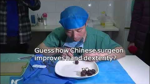 VIDEO: Kinh ngạc xem bác sĩ phẫu thuật TQ luyện kỹ năng tay bằng cách khâu vỏ quả nho