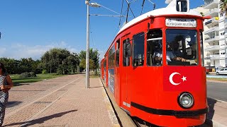 Retro-Straßenbahn entlang der Innenstadt in Antalya