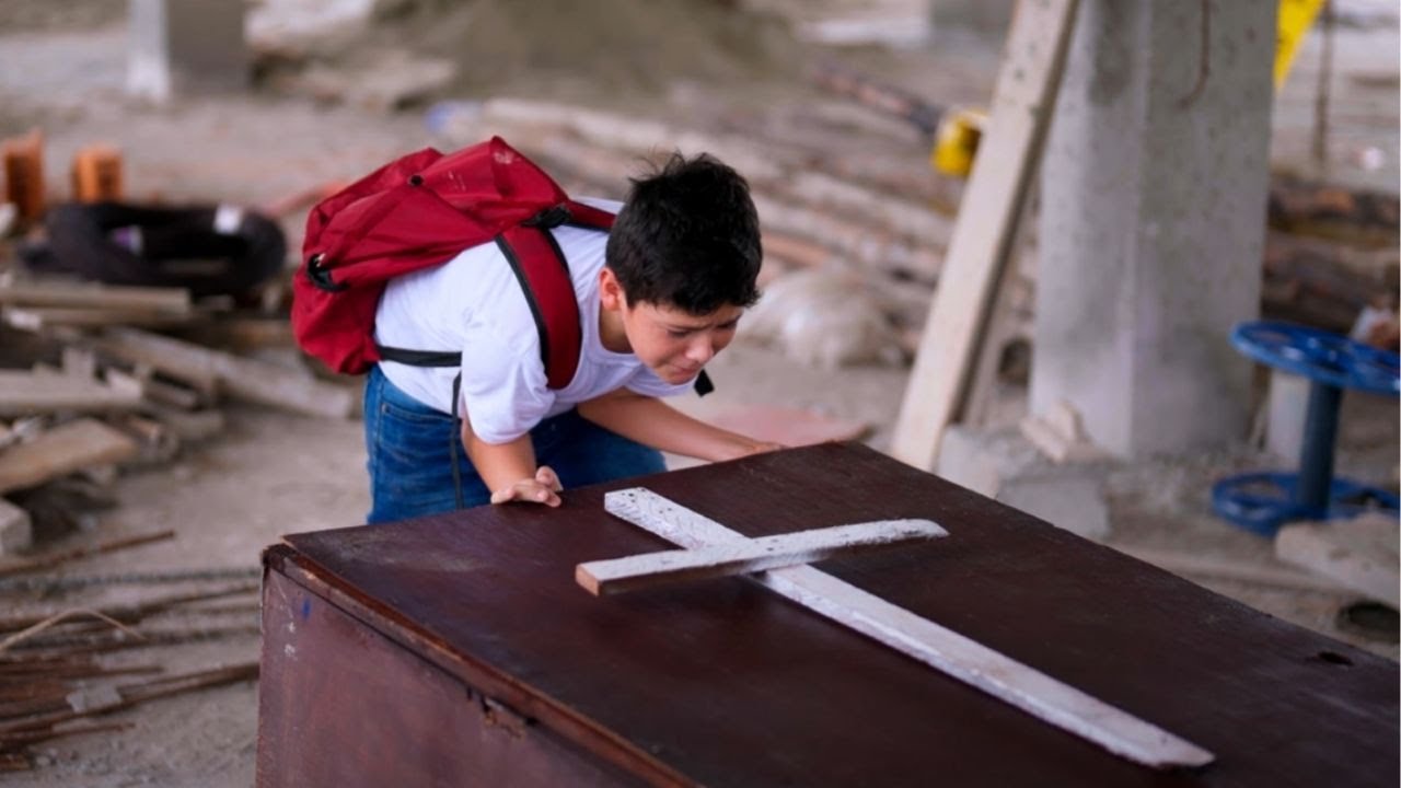 Madre albañil y su hijo crean un plan para delatar a familia interesada.