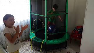 Rüzgar Sümeyye Ablasıyla Trambolin De Oyunlar Oynuyor