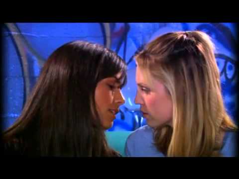 Jordana Brewster Jodie Foster Kiss 80