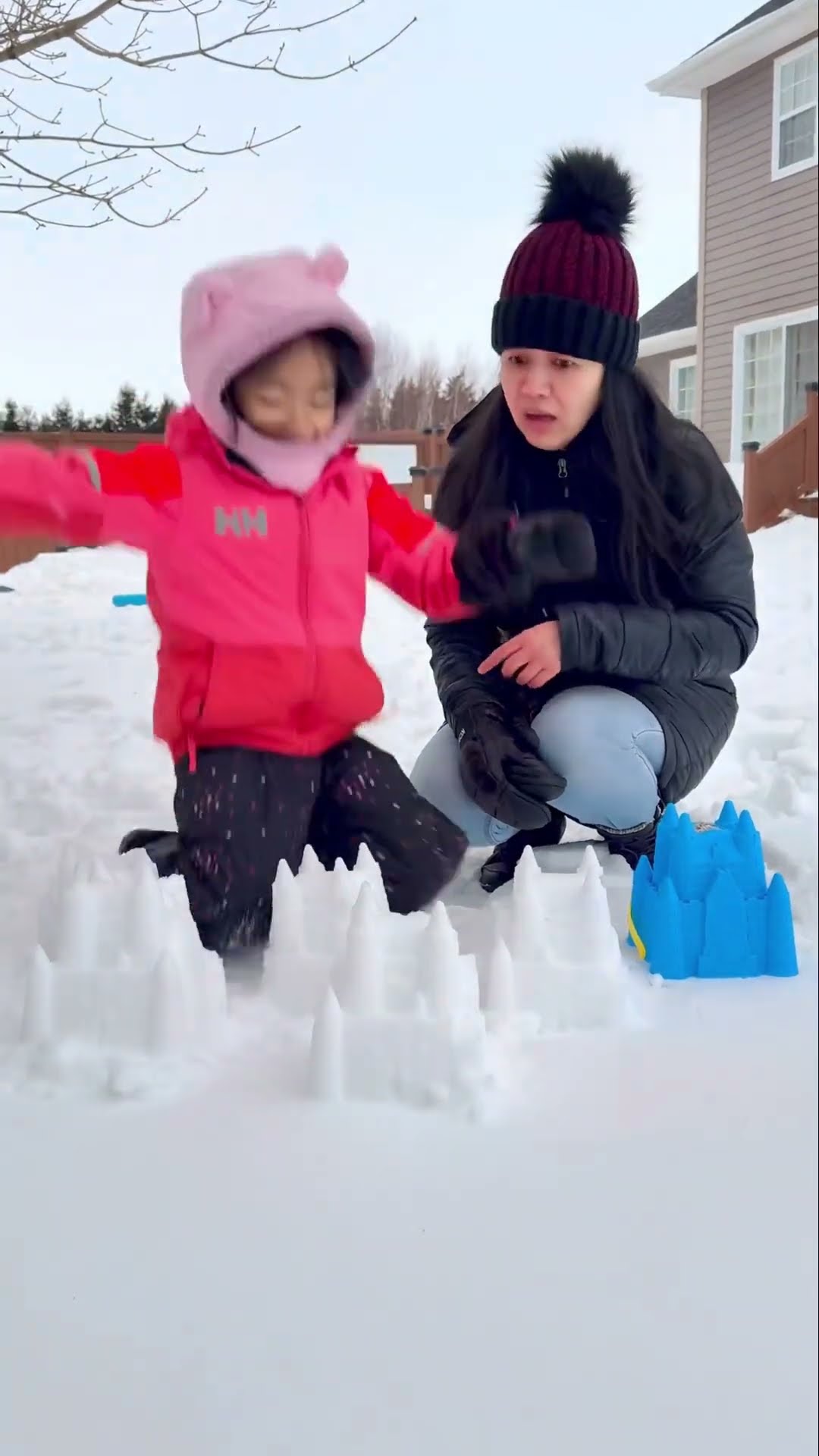 Mom pranks kid in the snow ??❤️???☃️❄️?