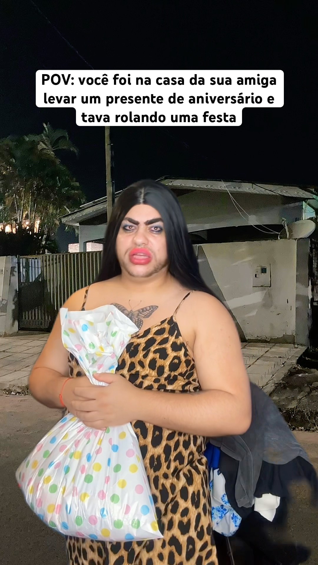 VOCÊ FOI NA CASA DA SUA AMIGA LEVAR UM PRESENTE DE ANIVERSÁRIO E TAVA ROLANDO UMA FESTA