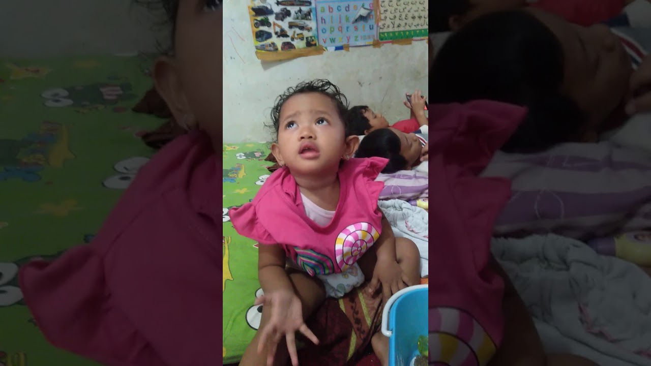  Bayi  pakai baju  sendiri  YouTube