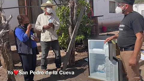 Don Ismael Bujanda recibe un refrigerador y materi...