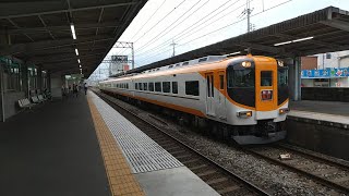 近鉄12410系NN11編成の特急鳥羽行きと近鉄1233系VE35+37編成の普通京都行き 寺田駅