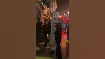 TERRIFIER ART THE CLOWN ROAMING THE STREETS AT HALLOWEEN HORROR NIGHTS 2025 #terrifier