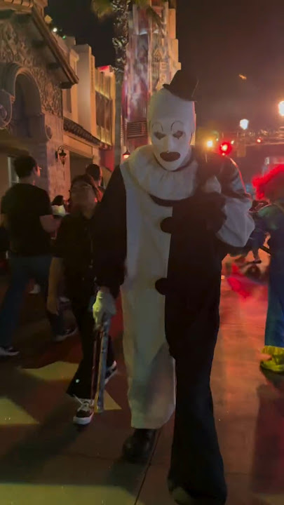 TERRIFIER ART THE CLOWN ROAMING THE STREETS AT HALLOWEEN HORROR NIGHTS 2025 #terrifier