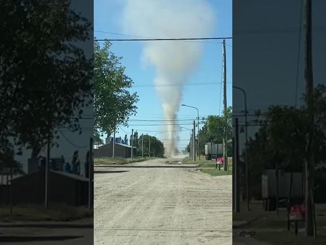 Un remolino (tornado en miniatura) captado en una calle de Realicó por Sebastián Damilano.