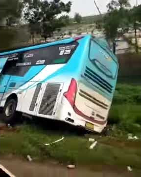 BUSS STJ Sudiro Tungga Jaya. Kecelakan di Tol cipali kira² tadi pagi. https://youtu.be/HgSqWB8lh2U