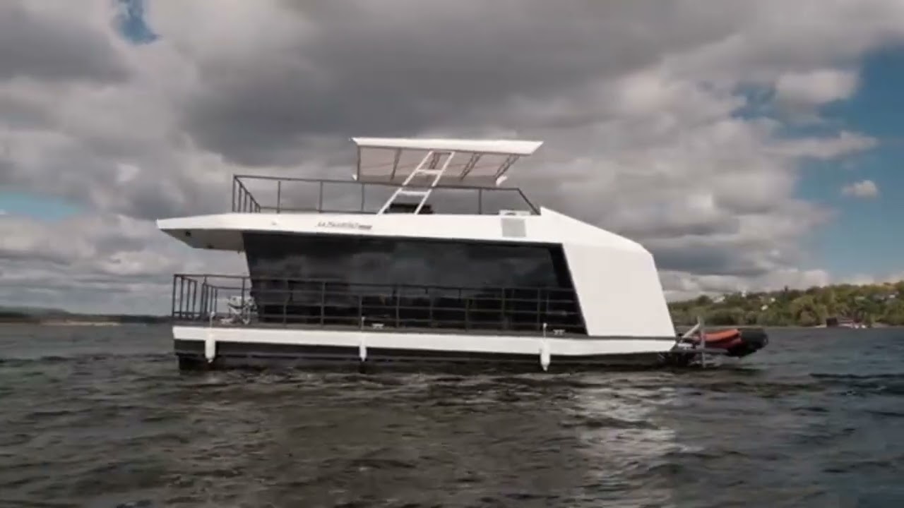 HOUSEBOAT CLASSIC 180 – Your Floating Home of Comfort & Freedom