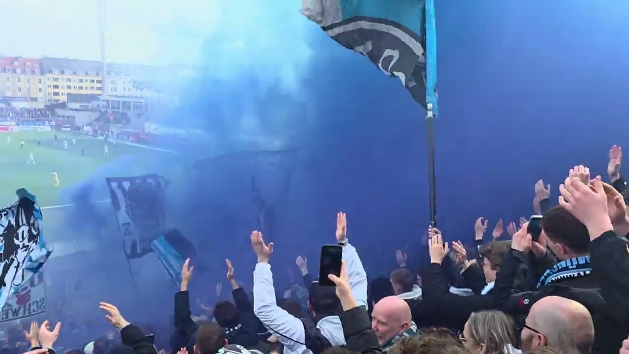 TSV 1860 München gg. FC Hansa Rostock, 22.02.2026, 10. min Pyro &  Rauch 