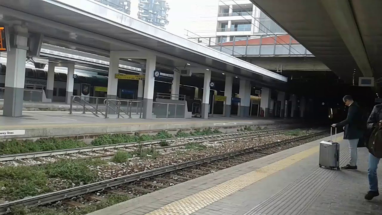 Treno in arrivo a Milano Porta Garibaldi YouTube Treno in arrivo a Milano Porta Garibaldi YouTube