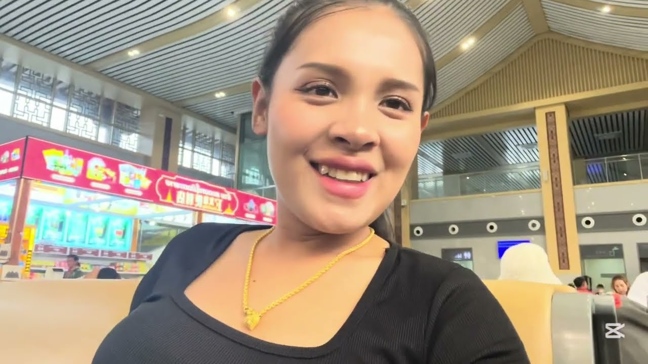 นั่งรถมาถึงเวียงจันทร์เกือบสามทุ่มดึกแล้วหาโรงแรมแทบไม่ว่างเลย 