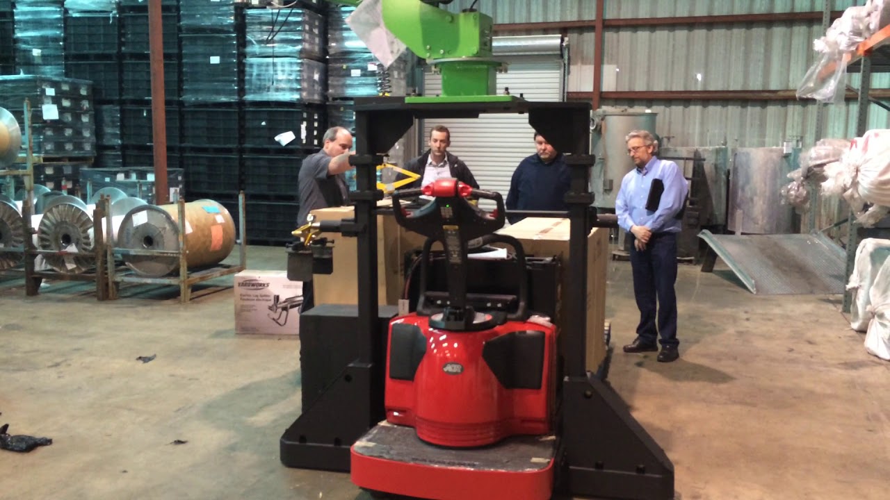 Manipulator Arm on a pallet truck for ergonomic lifting