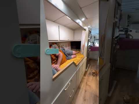 Video: Pat supraetajat extensibil - mobilier confortabil pentru copii și părinții acestora