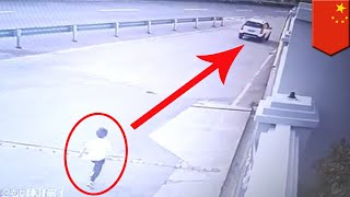 Boy chases car after forgetful parents leave him behind - TomoNews