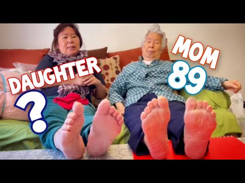 CHATTING WITH MY 89 YEAR OLD MOM FOOT AIRING #mom #chat #chinese #conversation