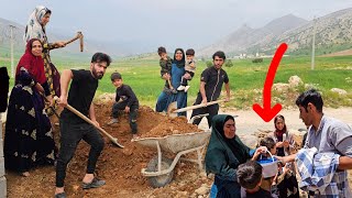 Empathy and unity of the nomadic family to cover the roof of the house in the mountains