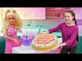 Кукла Барби готовит на кулинарный конкурс! Игра Барби на игрушечной кухне! Видео про игры в готовку