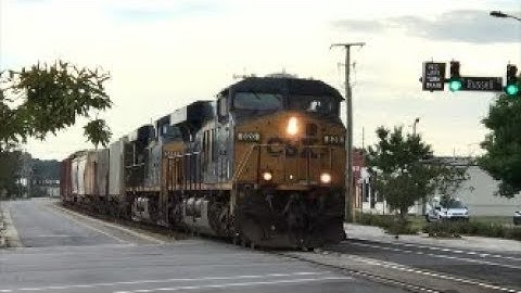 [CSXT]828 GE ES44AH & 5417 GE ES40DC [EFS]Leads A NB R697-02 Through Fay NC W/2nd Gen K5HL
