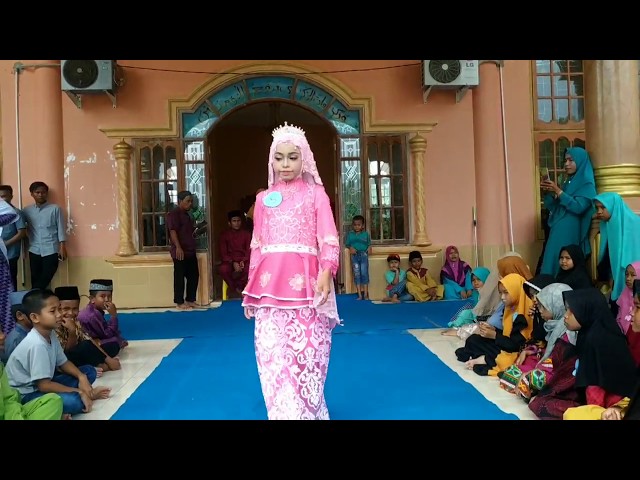 Seni busana Fashion Show Busana Muslimah Anak-Anak Acara Festival Anak Shaleh Shaleha 2019 class=
