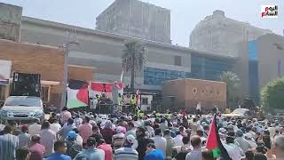 المتظاهرون لدعم القضية الفلسطينية يؤدون صلاة الجمعة بميدان سيدى جابر