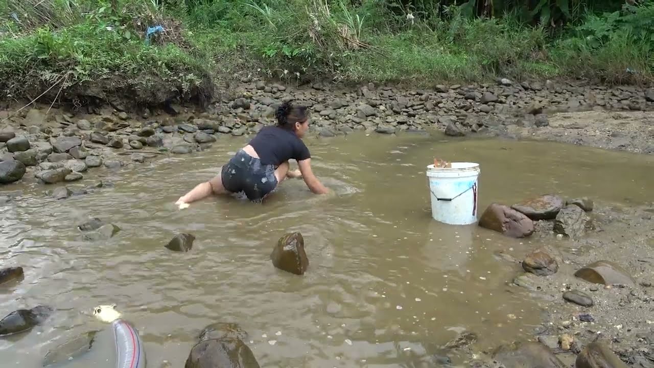 Fishing technology - The girl use the pump to suck water in the wild ...