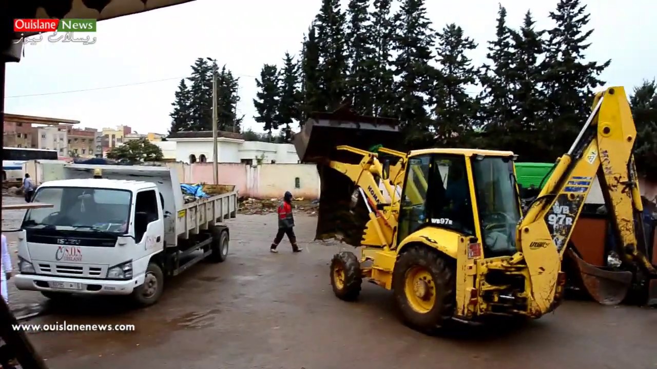 تنظيف بالجرافات بعد حملة احتلال الملك العمومي ب11 يناير بويسلان مكناس(ويسلان نيوز)