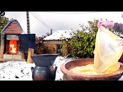 ثلوج كثيفة على القرية لقد حضرنا الفطير باللحم الطعام التقليدي المناسب لبرد الشتاء  