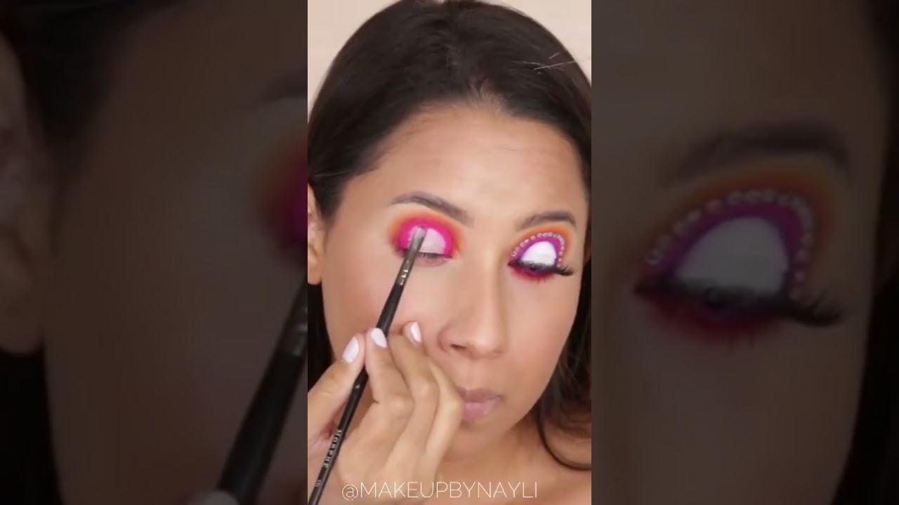 Maquillaje colorido con productos de 