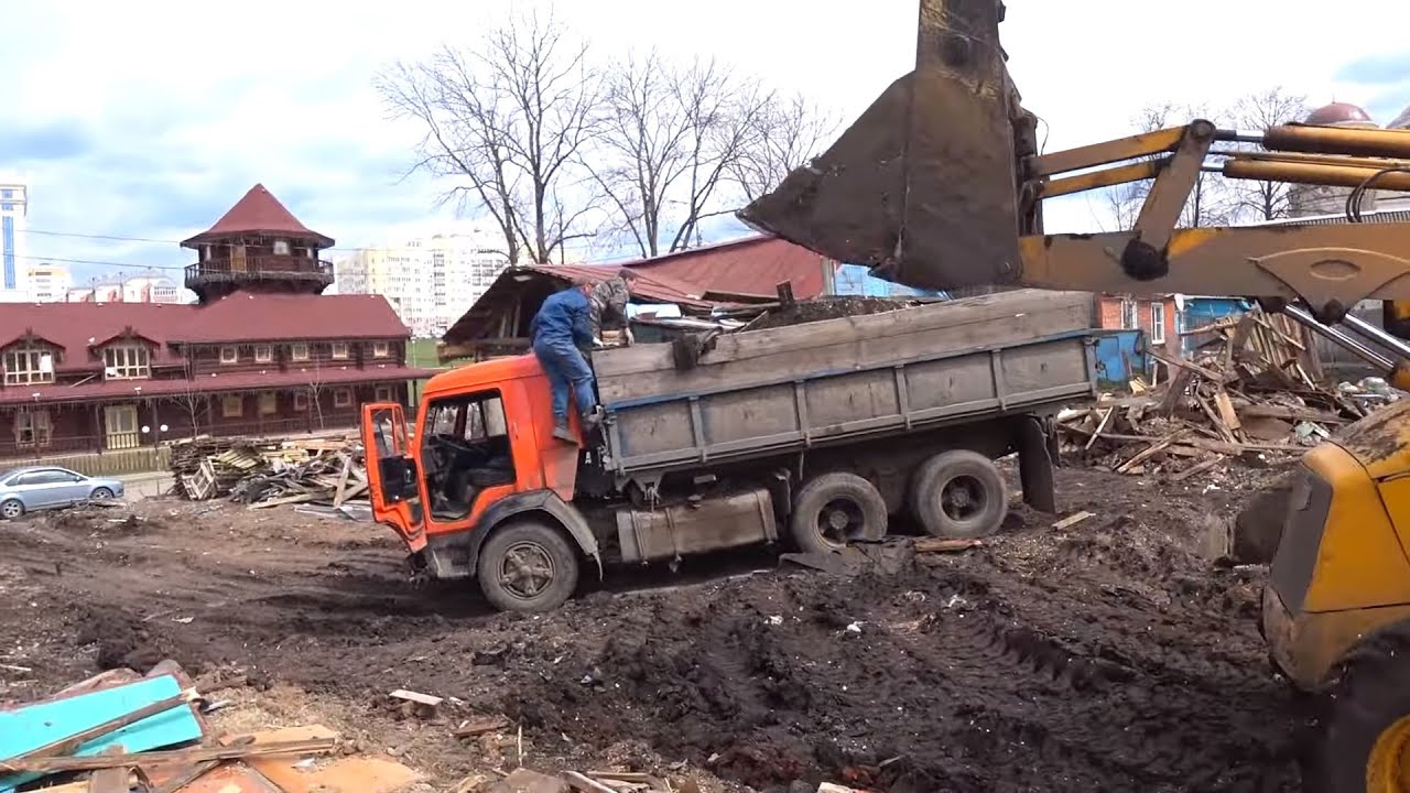 Разобрать и вывезти дом. Ломают дом ломовозом. КАМАЗ отходов следователь. Мусоровозчик.