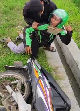 PRANK NGAKAK ORANG JATUH DARI MOTOR
