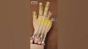 aquí les dejo un video para hacer una mano de cartón (saludos para mi primo Oliver)
