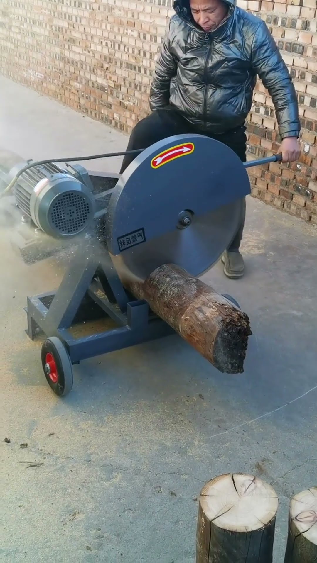 Small sawmill cutting test- Good tools and machinery make work easy