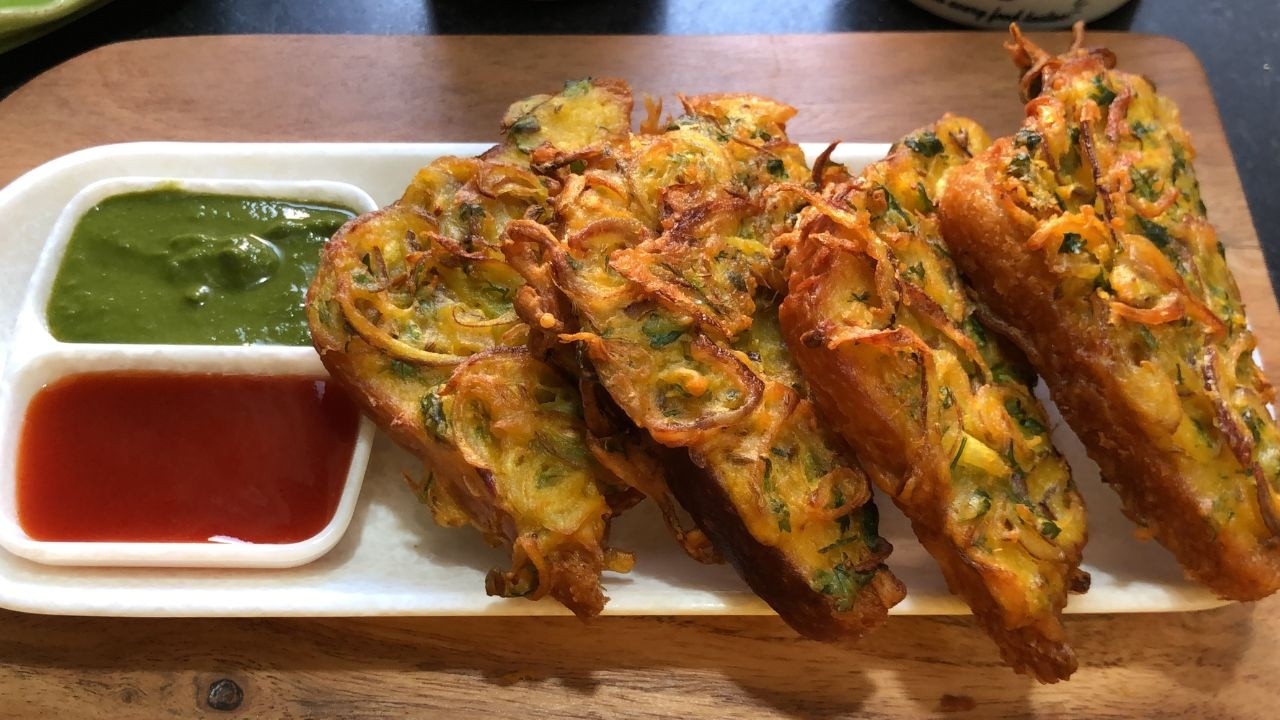 ONION BREAD PAKODA | Pakoda with 2 flavours of kanda bhaji & bread pakoda super crispy & spicy