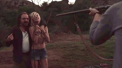 地雷を踏んだ男。目の前で彼女が◯されても動けない…映画「デッド・オア・リベンジ」のあらすじ解説